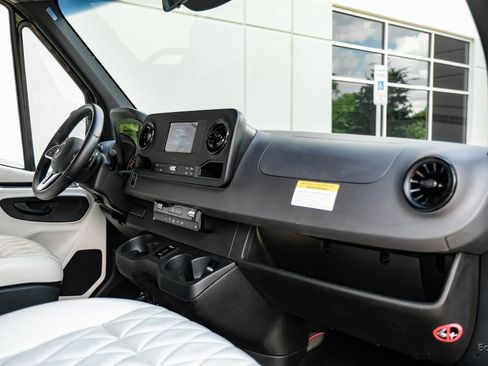 Used 2022 Mercedes-Benz Sprinter 2500 image 37