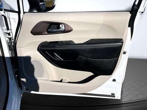 Used 2024 Chrysler Voyager LX image 28