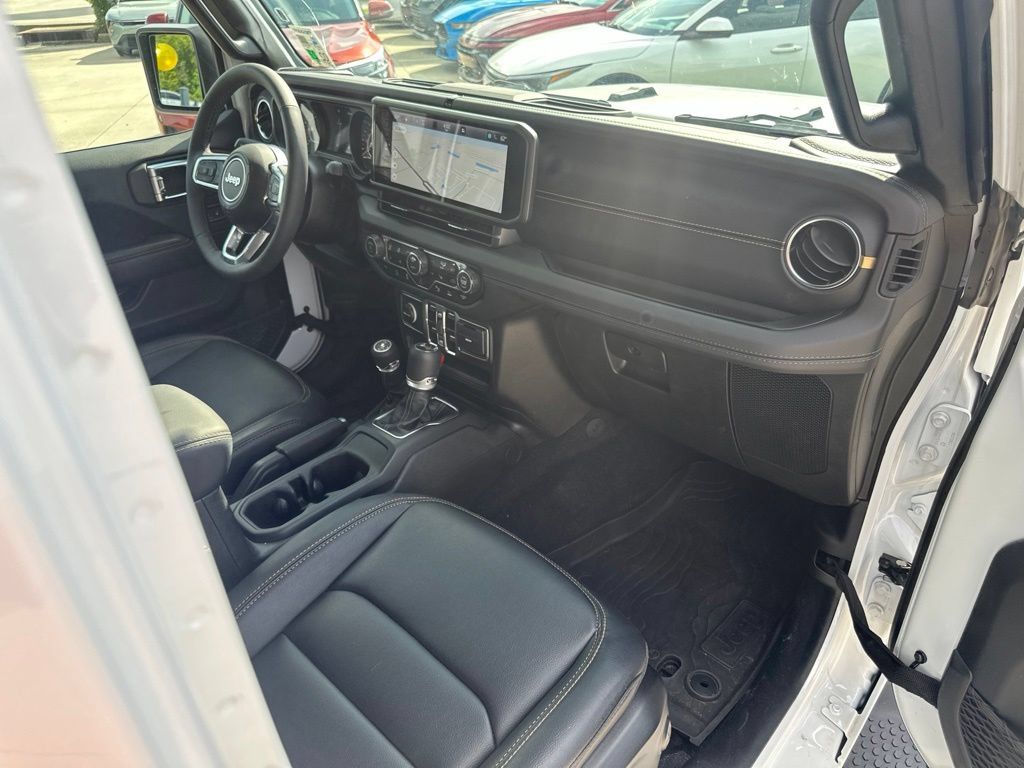 Used 2026 Jeep Wrangler Unlimited Sahara AWD/4WD image 34