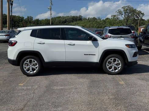 Used 2024 Jeep Compass Latitude AWD/4WD image 2