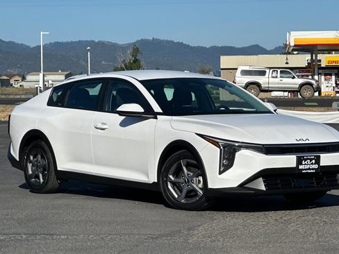 Used 2025 Kia K4 FWD image 2