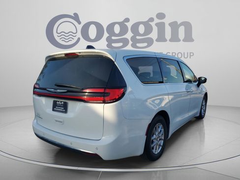 Used 2023 Chrysler Pacifica Touring-L FWD image 4