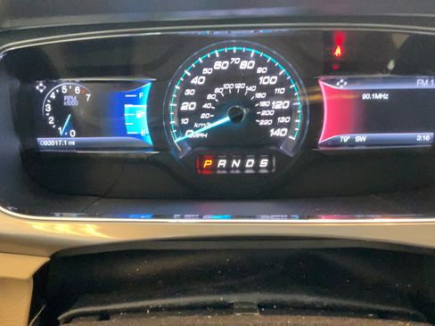 Used 2016 Ford Taurus SEL w/ Equipment Group 201A FWD image 11