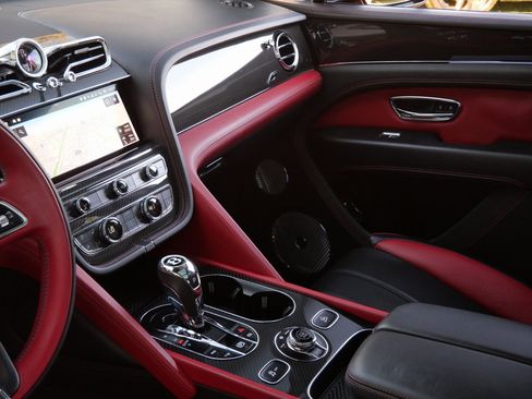 Used 2022 Bentley Bentayga image 14