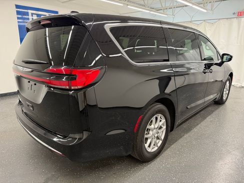 Used 2025 Chrysler Pacifica Select FWD image 2