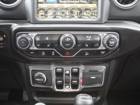 Used 2018 Jeep Wrangler Unlimited Sahara AWD/4WD image 31