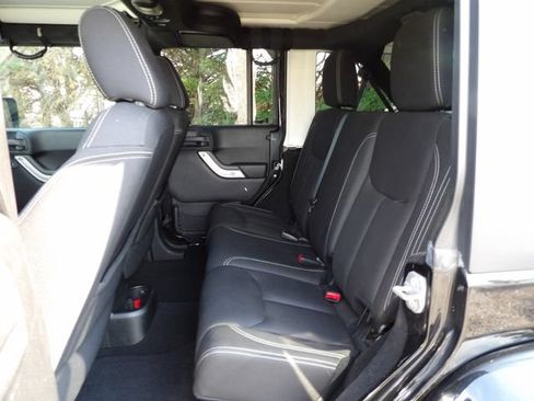 Used 2015 Jeep Wrangler Unlimited Sahara w/ Connectivity Group AWD/4WD image 9