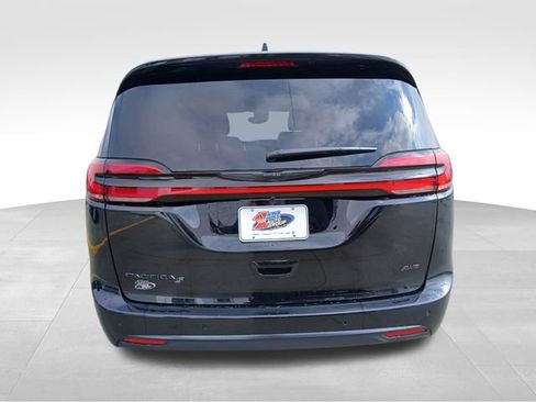 New 2026 Chrysler Pacifica Select w/ S Appearance Package AWD/4WD image 4