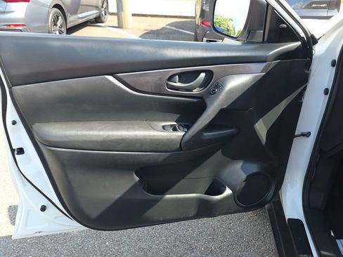 Used 2019 Nissan Rogue S FWD image 11