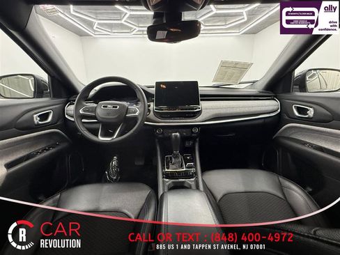 Used 2024 Jeep Compass Latitude AWD/4WD image 9