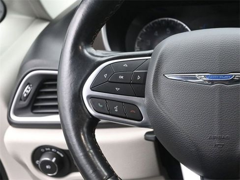 Used 2019 Chrysler Pacifica Touring-L image 30
