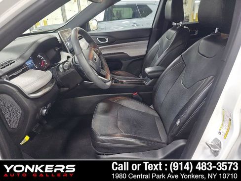 Used 2023 Jeep Compass Latitude w/ Sun and Sound Group AWD/4WD image 6