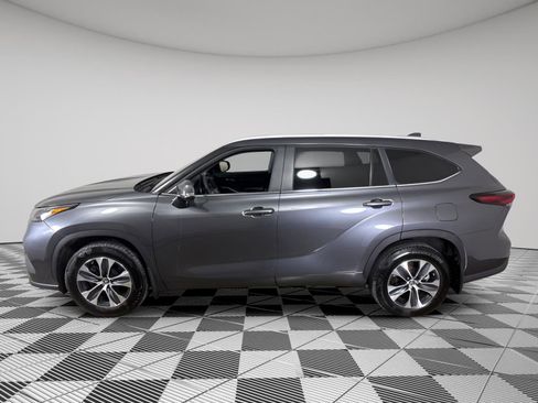 Used 2024 Toyota Highlander XLE image 11