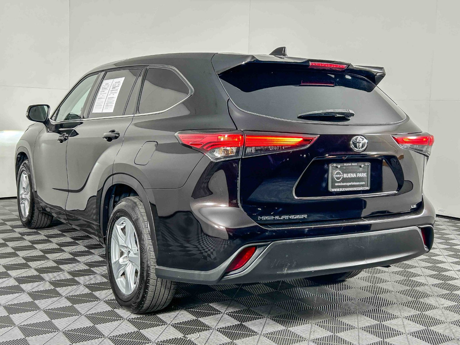 Used 2021 Toyota Highlander LE FWD image 6