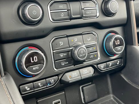 Used 2024 Chevrolet Suburban High Country w/ Premium Package 2 image 29