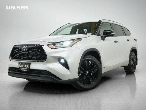 Used 2024 Toyota Highlander XLE AWD/4WD image 1
