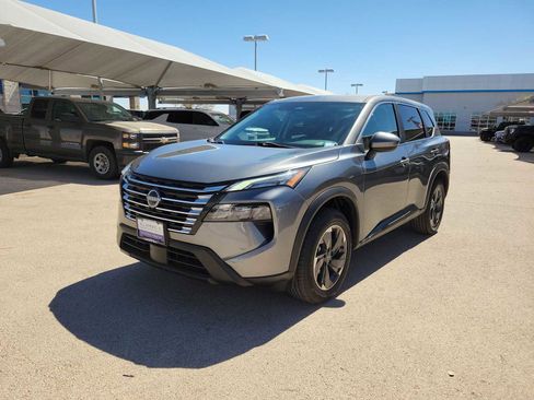 Used 2024 Nissan Rogue SV FWD image 4