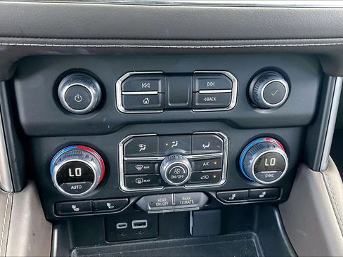 Used 2024 Chevrolet Tahoe Z71 w/ Luxury Package AWD/4WD image 33