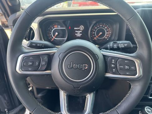 Used 2025 Jeep Wrangler Unlimited Sahara AWD/4WD image 11
