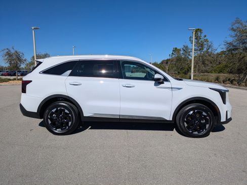 Certified 2025 Kia Sorento S image 4