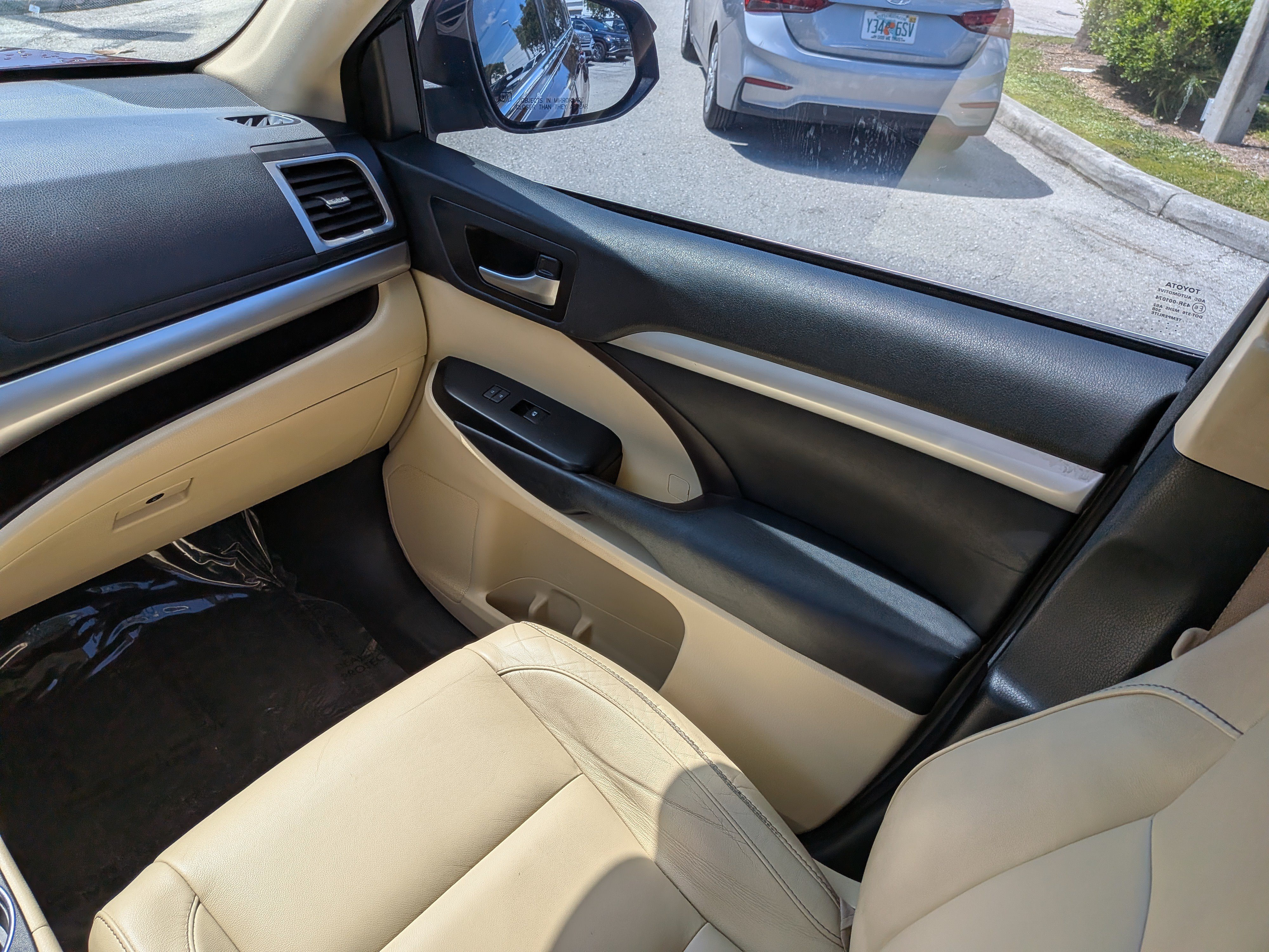 Used 2017 Toyota Highlander XLE FWD image 18