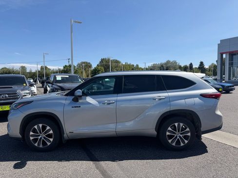Used 2021 Toyota Highlander XLE AWD/4WD image 2