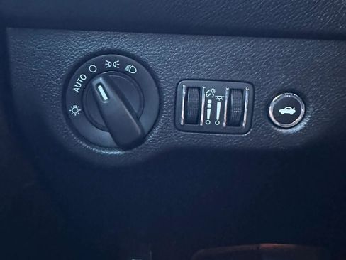 Used 2019 Dodge Challenger SXT image 27