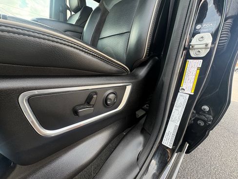 Used 2024 RAM 1500 Laramie AWD/4WD image 12