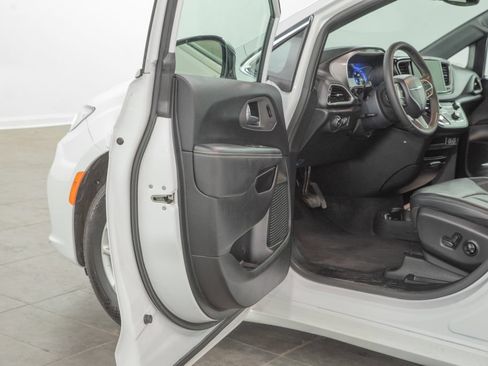 Used 2025 Chrysler Pacifica Select FWD image 6