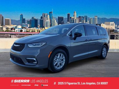 New 2025 Chrysler Pacifica Select