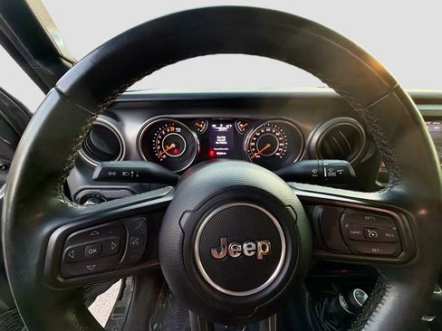 Used 2021 Jeep Gladiator Willys image 35