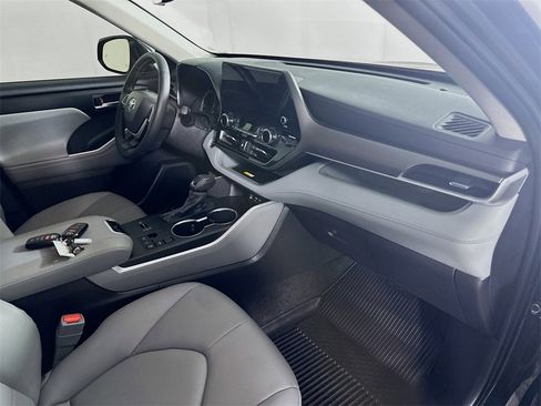 Used 2025 Toyota Highlander XLE image 29