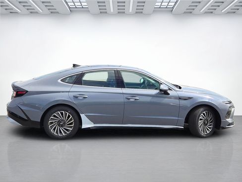 New 2026 Hyundai Sonata Limited FWD image 3