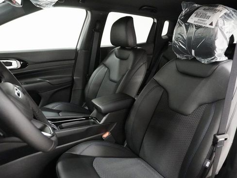 New 2026 Jeep Compass Latitude image 9