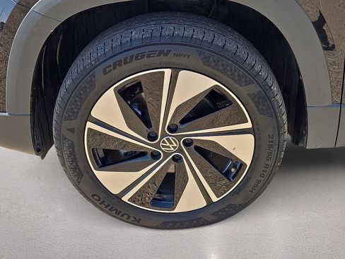 Used 2025 Volkswagen Taos SE AWD/4WD image 10
