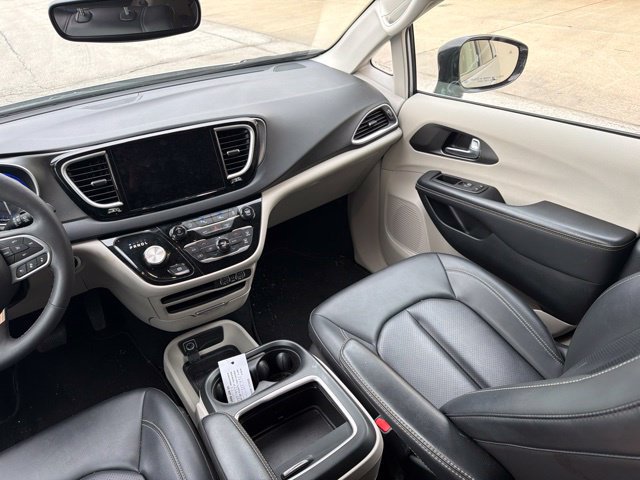 Used 2024 Chrysler Pacifica Touring-L FWD image 19