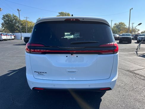 New 2026 Chrysler Pacifica Select image 4