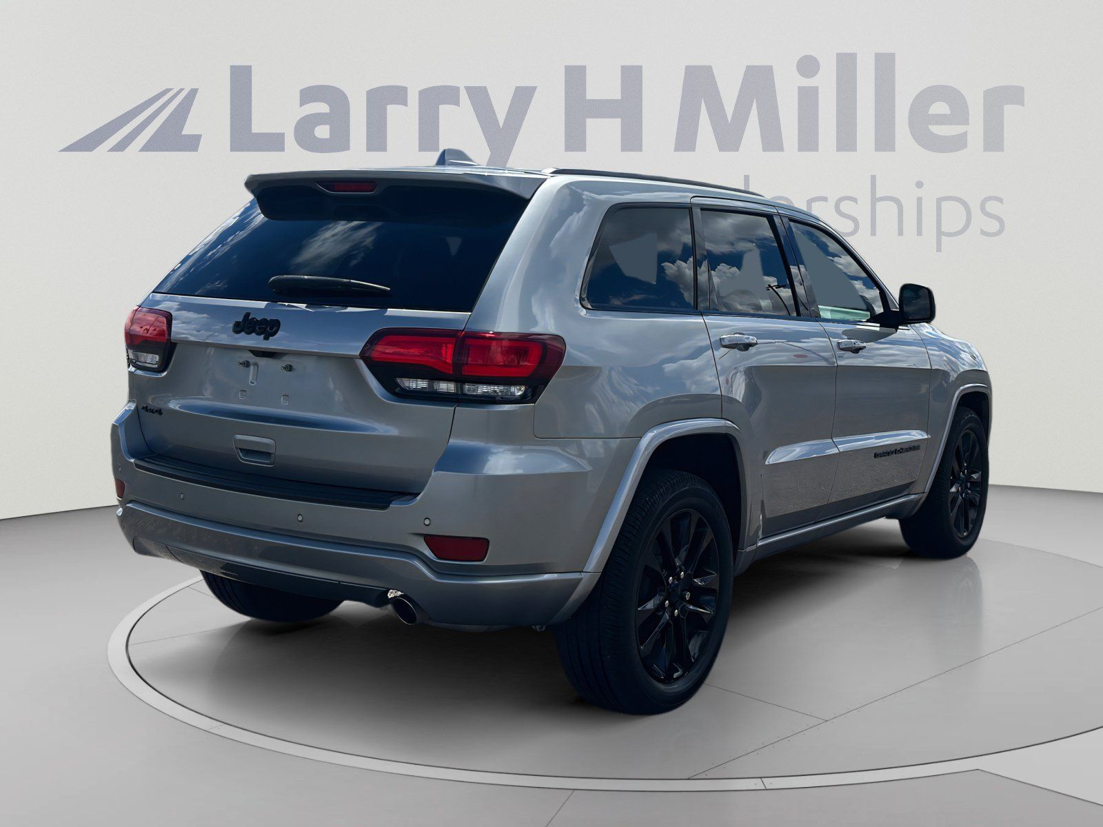 Used 2021 Jeep Grand Cherokee Laredo X AWD/4WD image 5