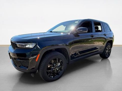 Used 2025 Jeep Grand Cherokee Altitude AWD/4WD image 6