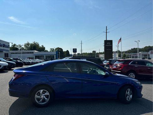 Used 2022 Hyundai Elantra SE w/ Preferred Accessory Package FWD image 3