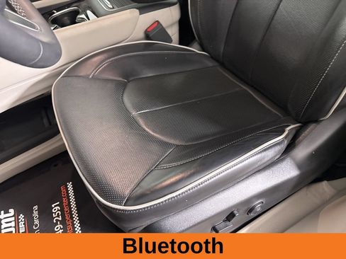 Used 2024 Chrysler Pacifica Limited FWD image 14