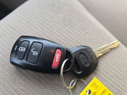 Used 2009 Kia Sedona LX image 37