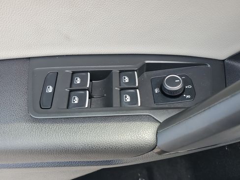 Used 2019 Volkswagen Tiguan SE w/ Panoramic Sunroof Package FWD image 18