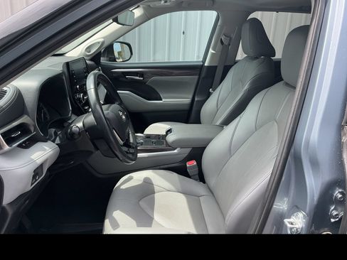 Used 2021 Toyota Highlander Limited FWD image 10