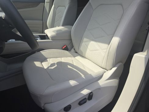 Used 2025 Volkswagen Atlas SE image 25