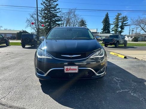 Used 2018 Chrysler Pacifica Limited w/ Tire & Wheel Group image 2
