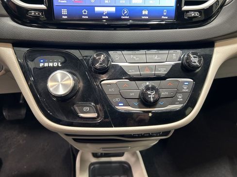 Used 2024 Chrysler Pacifica Touring-L image 19