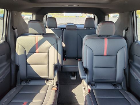 New 2026 Chevrolet Traverse RS image 8