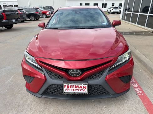 Used 2019 Toyota Camry SE w/ Convenience Package FWD image 3