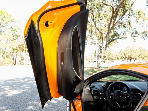 Used 2024 McLaren Artura RWD image 59